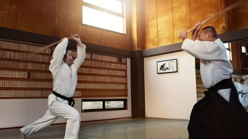 Kaksi aikidokaa harjoittelee bokkeneilla dojolla